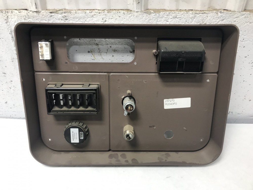 Peterbilt 389 Sleeper Control - Used | P/N U646005010281