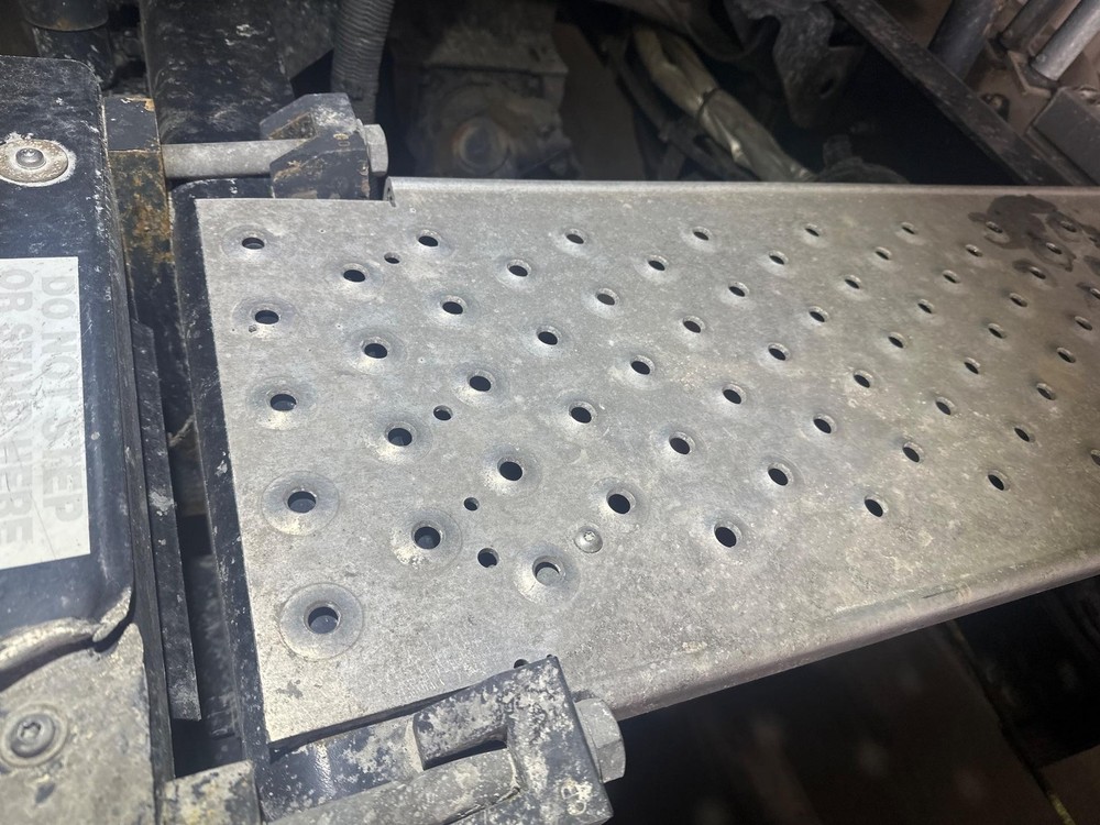 Freightliner CASCADIA 14 x 33 Deckplate - Used
