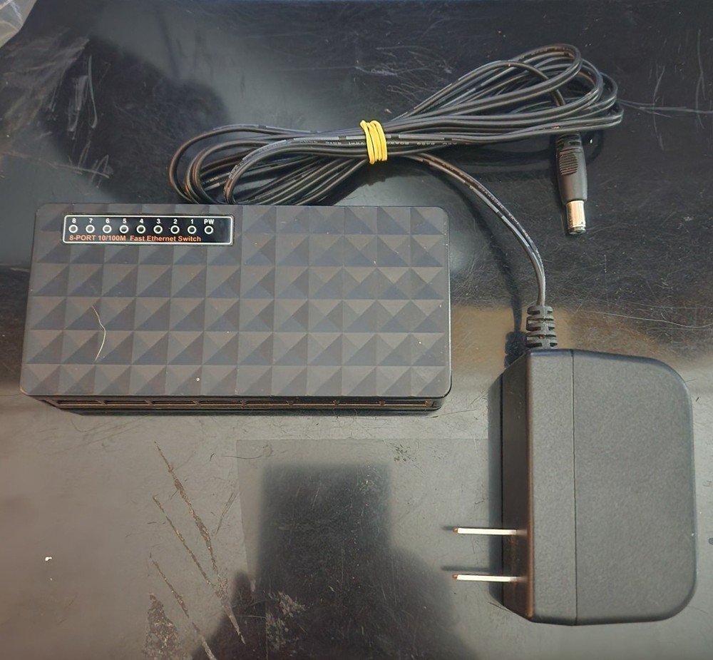 8 PORT 10/100M FAST ETHERNET SWITCH W CORDS