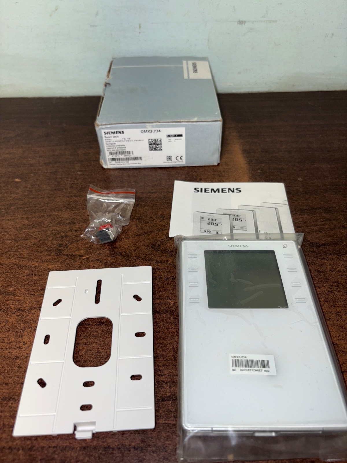 NEW SIEMENS QMX3.P34 ROOM UNIT  B354