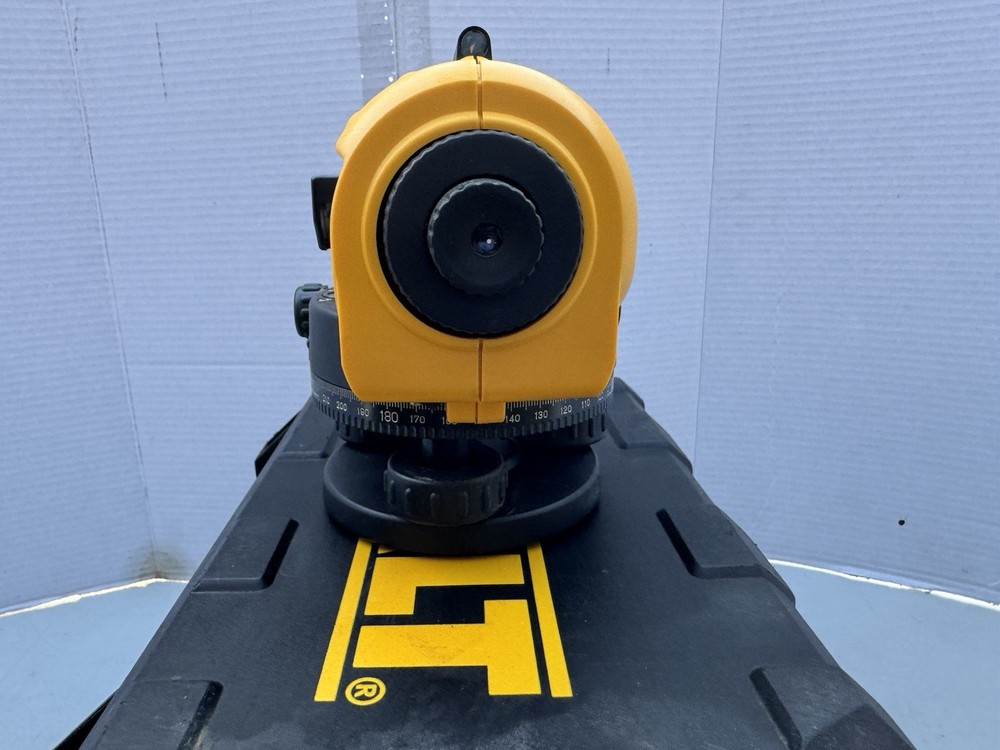 Dewalt DW096 Automatic Level, 26x Magnification, Type 1, w/original Storage Case
