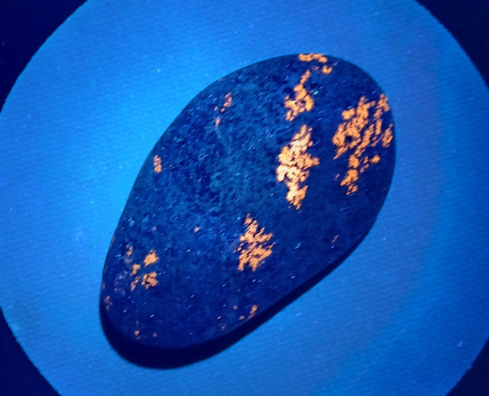 Fluorescent Sodalite ( Yooperlite )  4.6 oz.  A Bright Yooperlite