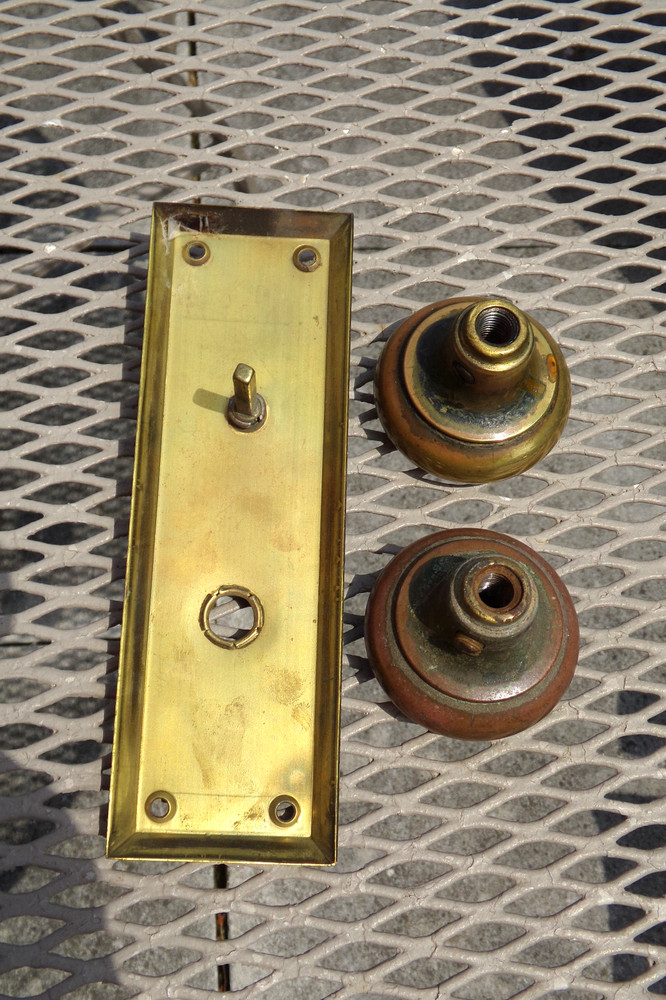 2 Antique Solid Brass 2 1/8" Doorknobs w/Set Screws~ Back Plate w/Lock