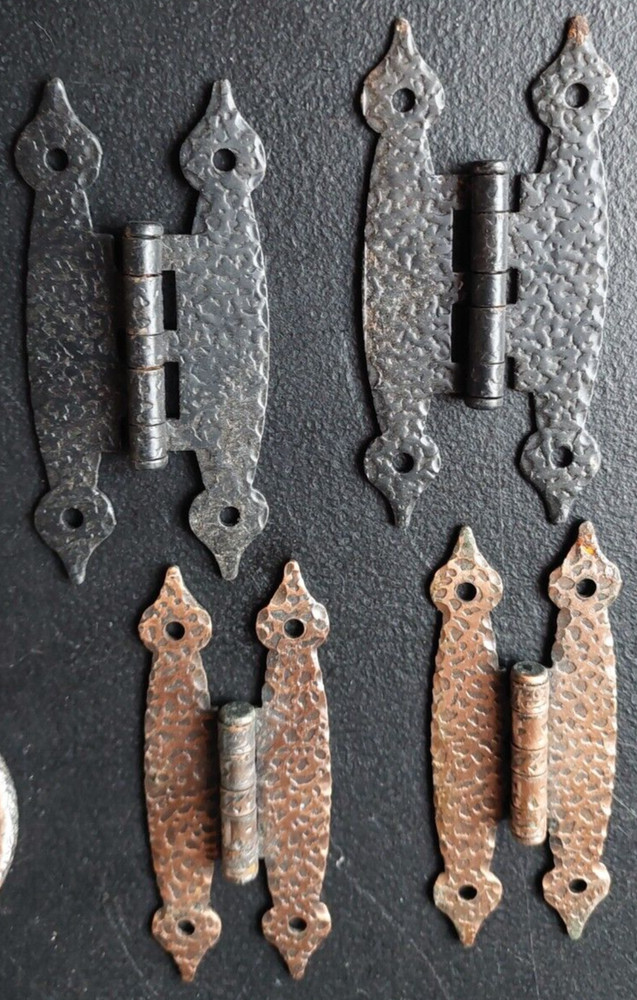 ARCHITECTURAL SALVAGE LOT. HAMMERED METAL, HINGES AND PULLS. 6pc.