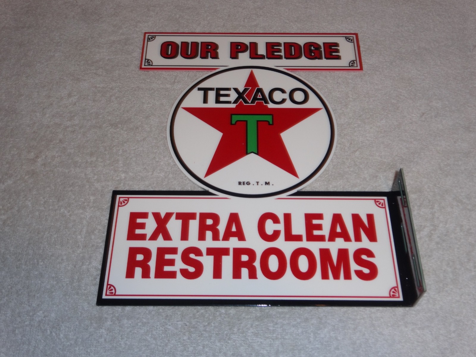 VINTAGE TEXACO OUR PLEDGE CLEAN RESTROOMS 11 3/4" METAL GASOLINE OIL FLANGE SIGN