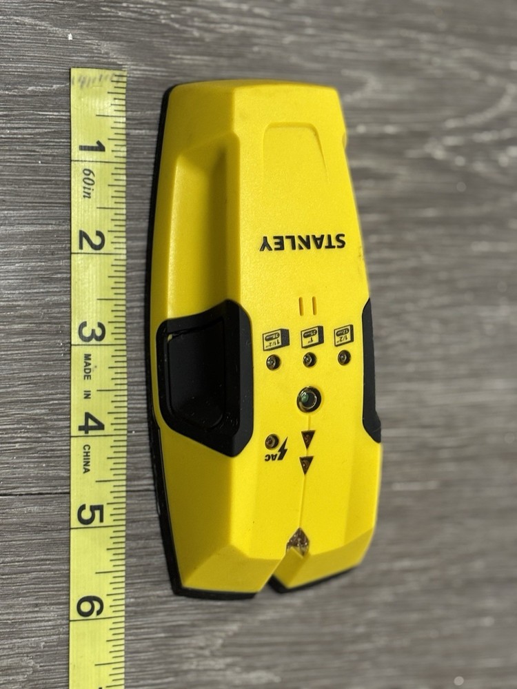 STANLEY STUD SENSOR S150 STHT77404 HAS LIVE WIRE DETECTION