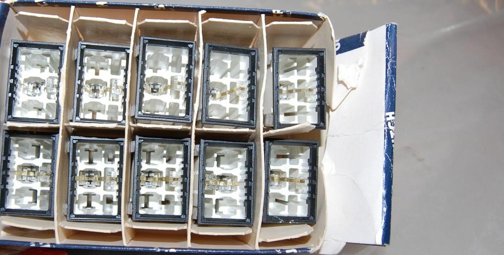 MICRO SWITCH LAMP 28V PUSHBUTTON SWITCH 1 LOT OF 10
