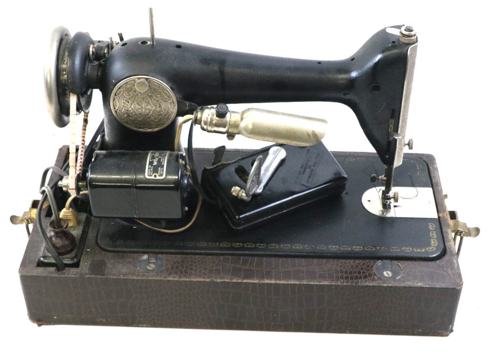 Vintage Singer Sewing Machine w/Case Tested Working