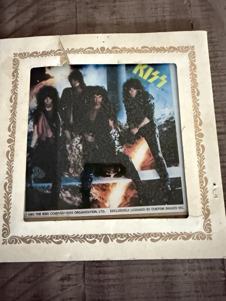 Kiss Animalize Glass Tiles 6x6