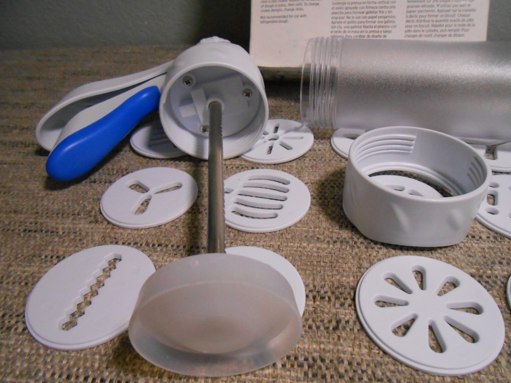 Wilton Cookie Press Ergonomic Easy-Squeeze Handle with 12 Discs