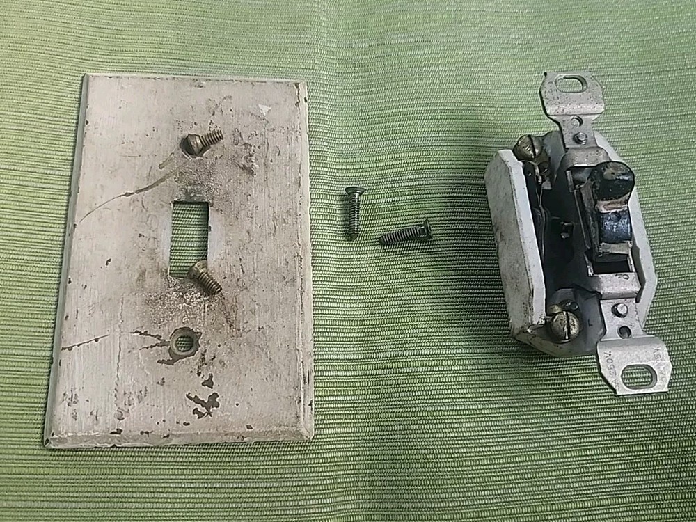VINTAGE SINGLE POLE ON/OFF TOGGLE LIGHT SWITCH & BRASS COVER - E