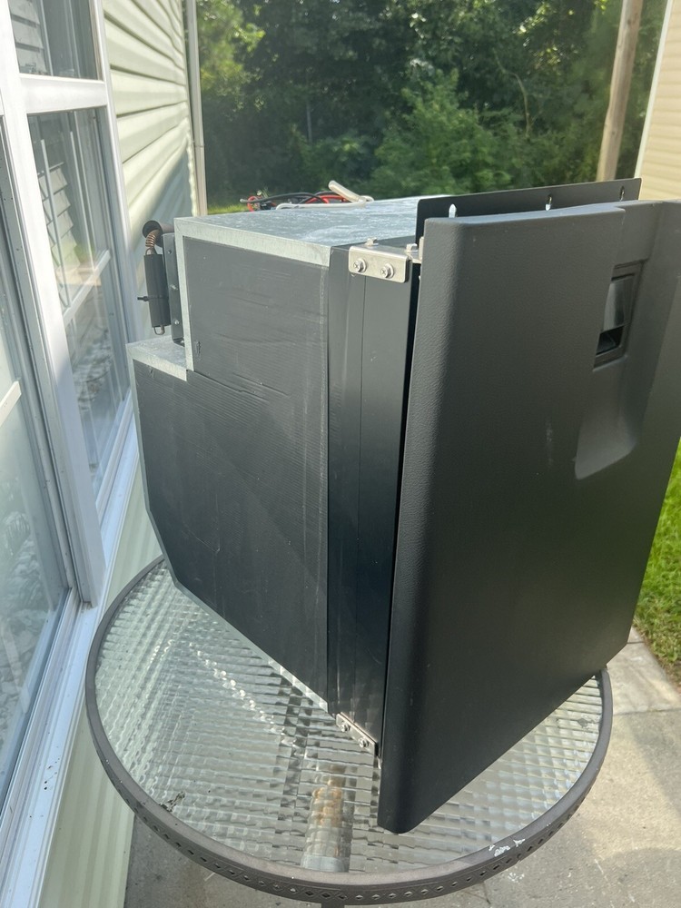 FREIGHTLINER CASCADIA 126 SLEEPER REFRIGERATOR