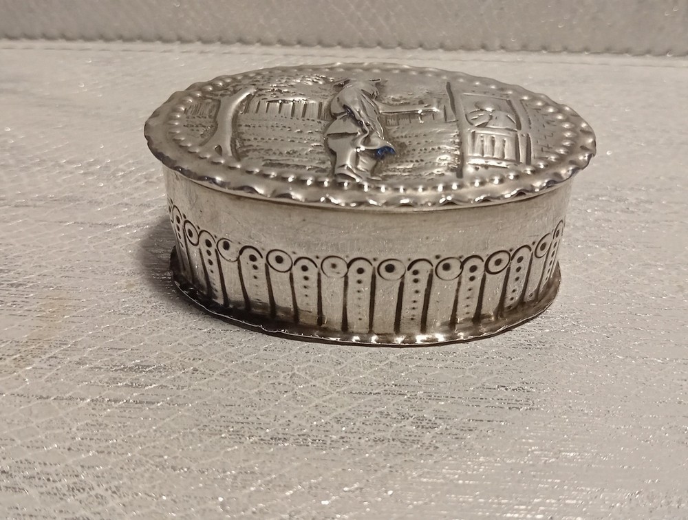 Solid Silver Repousse Snuff Box Early Victorian 43.71 Grams.