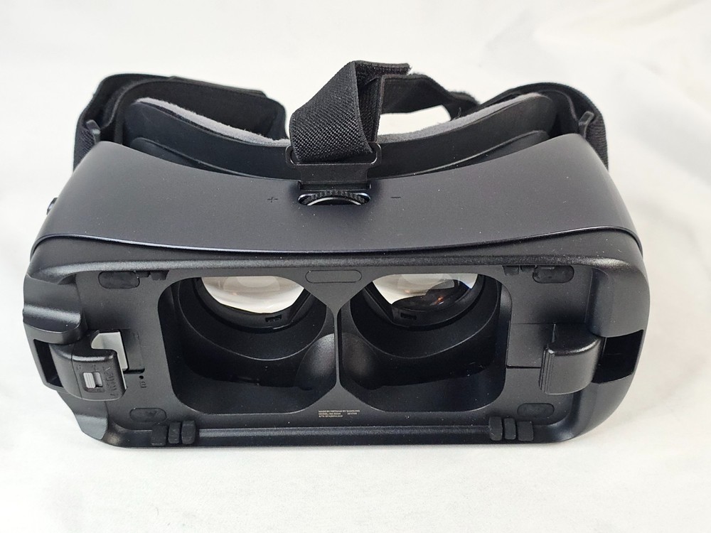 Samsung Gear VR with Controller, Complete in original box, Classic OG VR Tech!