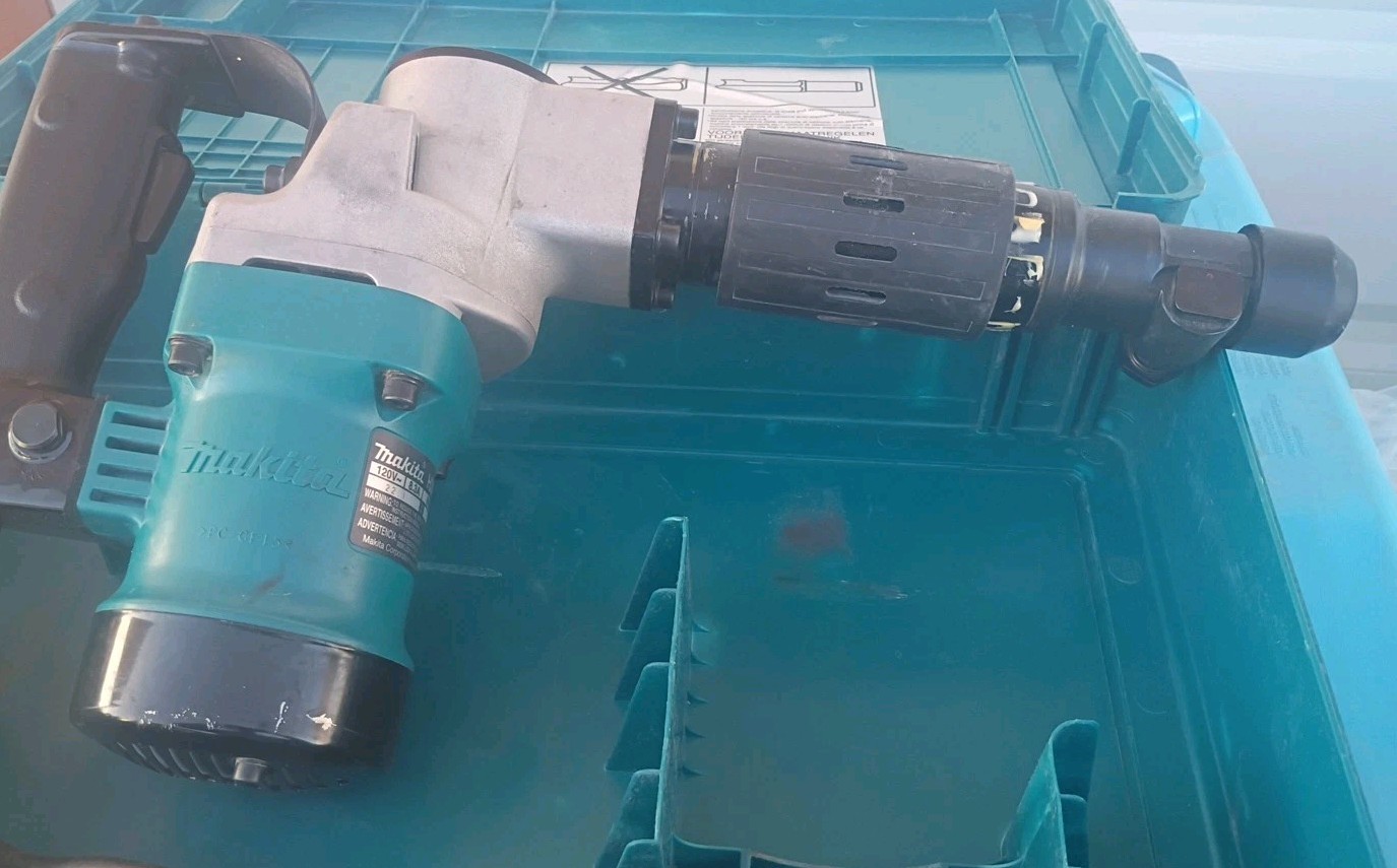 Makita model HM0810B Demolition Hammer Clean  Tested - Case - Same Day Shipping