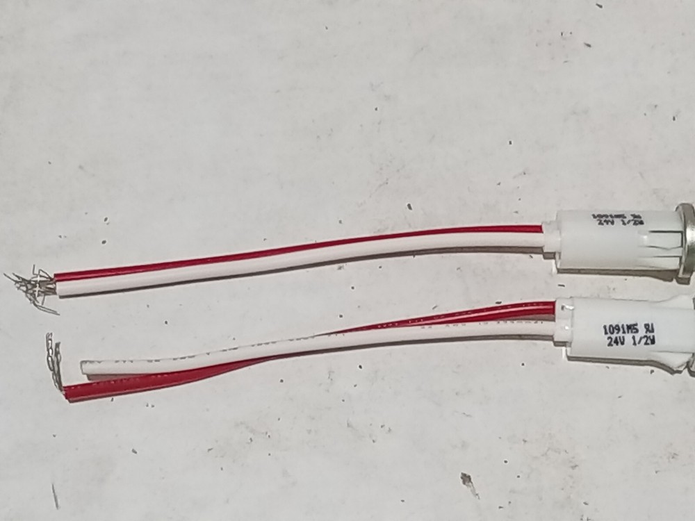 LOT OF 2 LED INDICATOR 1091M5 24V (E2C2)