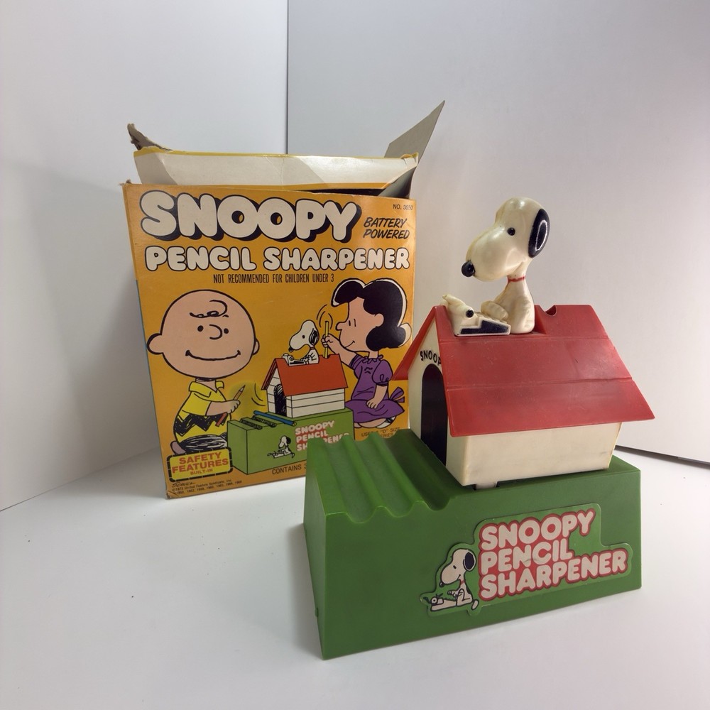 Kenner Snoopy Battery Powered Pencil Sharpener Peanuts 1973 Plastic with Box
