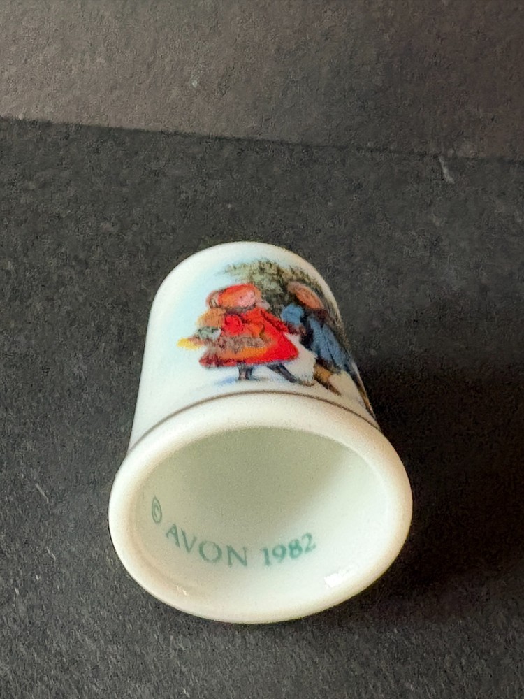 Avon Christmas Thimble 1981