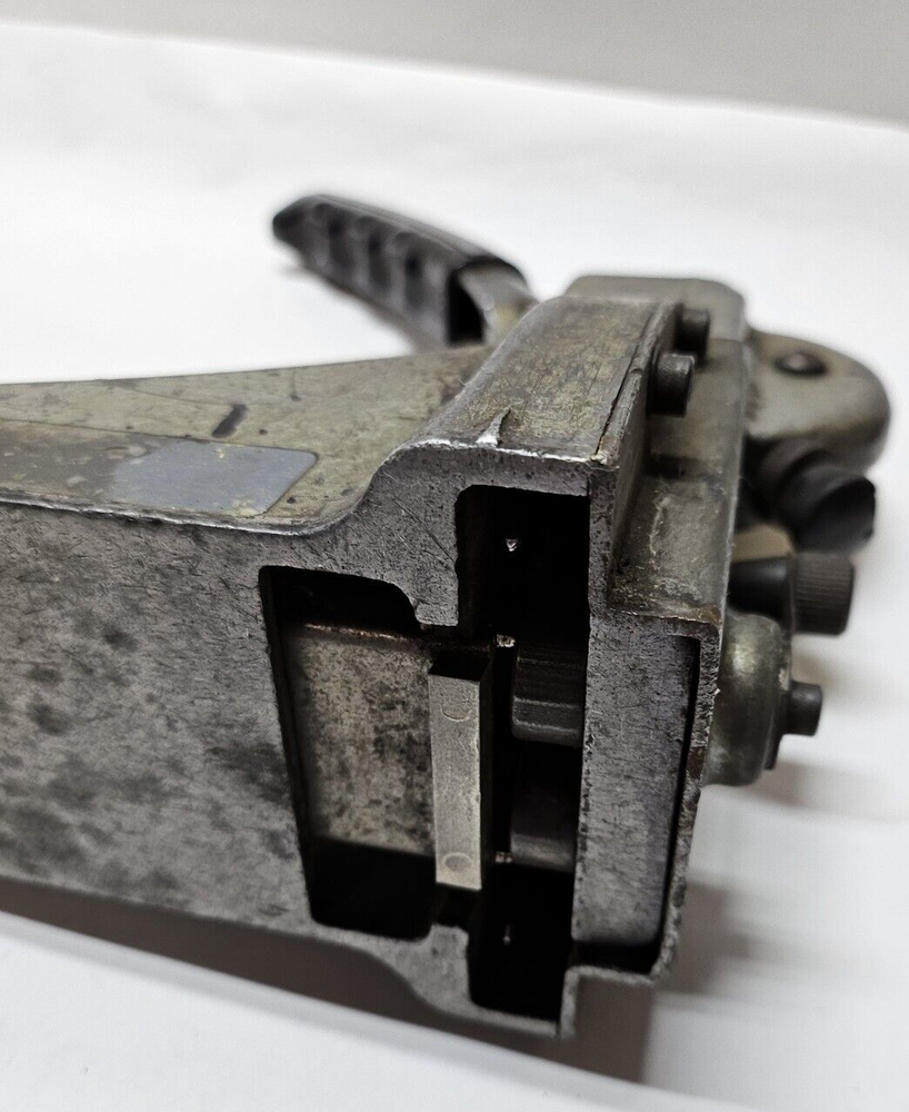 International HB5A56310 Hand Boxer Stapling Machine (Missing Spring)