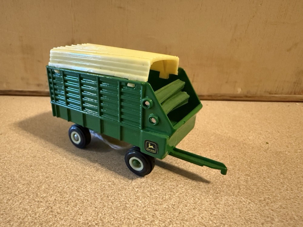 1:64 Ertl John Deere Silage Wagon
