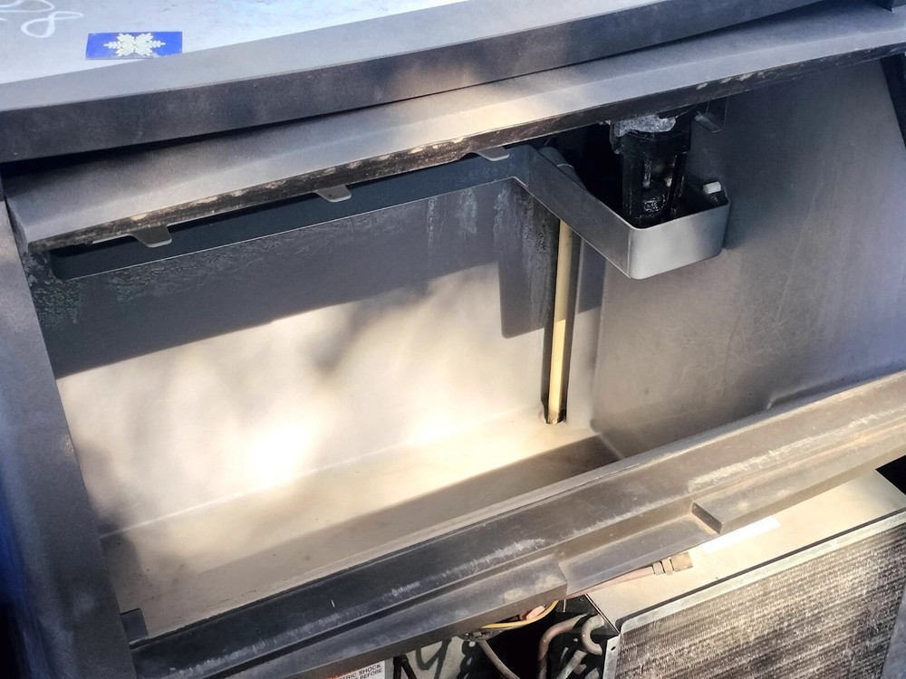 Manitowoc Undercounter Ice Maker Cube Machine Bin - 280 Pounds - QD0272A