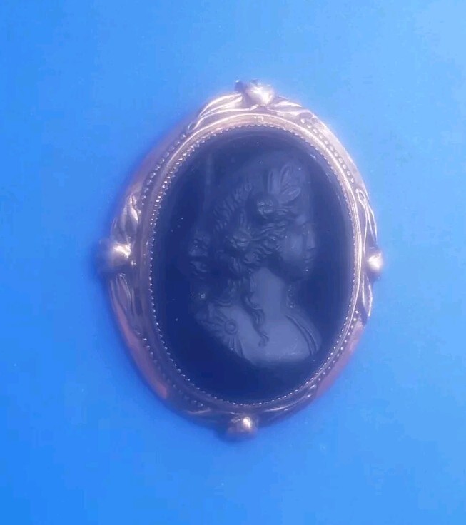 Vintage Gold Tone Cameo Brooch Pin Pendant
