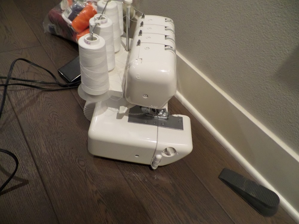 White Superlock Electronic model 1934D Serger Sewing Machine MINT w/ XTRAS!