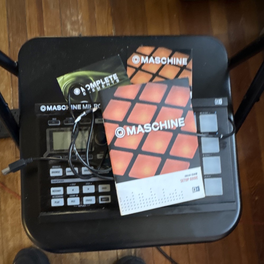 Native Instruments Maschine Mikro MK3 Sampler & Sequencer, Pad Triggers, Black