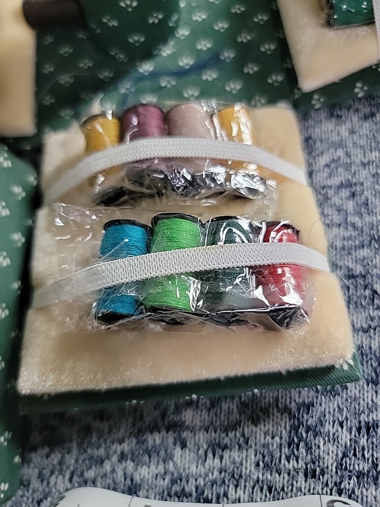 Singer/Foldable Sewing Cube. Pre Owned