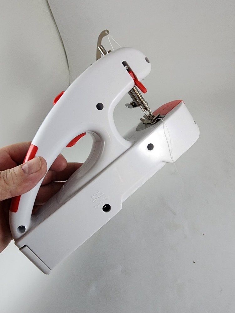 Singer Stitch Quick + Two Thread Hand Held Mending Machine White