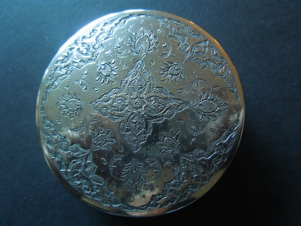 J2104 ANTIQUE  MIDDLE  EAST  BOX   SOLID  COIN  SILVER   NICE   ENGRAVED SEE DES
