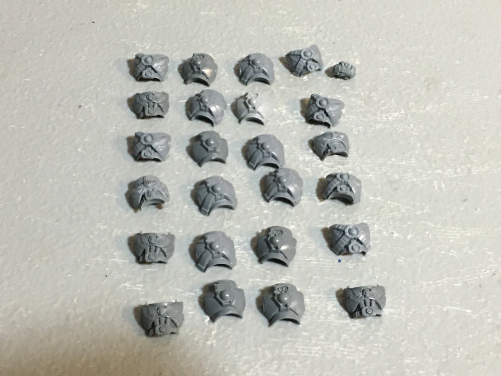 A26625 WARHAMMER 40K SPACE MARINES BITS LOT TORSO FRONTS BACKS + HEAD