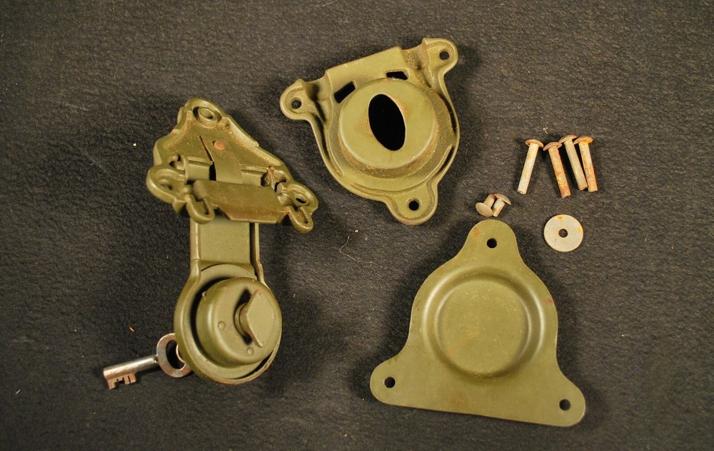 WW2 US MILITARY TRUNK FOOTLOCKER LOCK w HARDWARE / UNUSED / Eagle Lock Co.