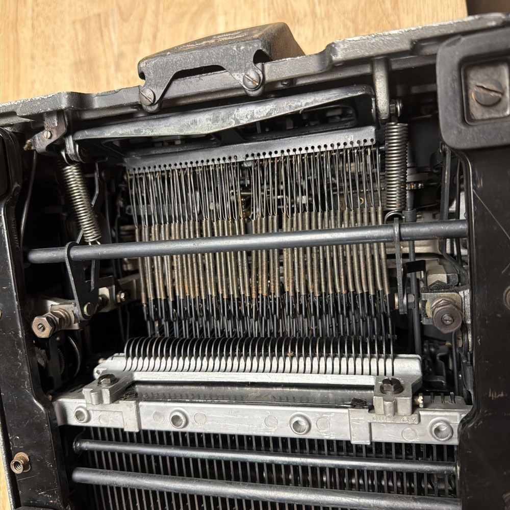 Antique 1940s Royal KMM Magic Margin Typewriter