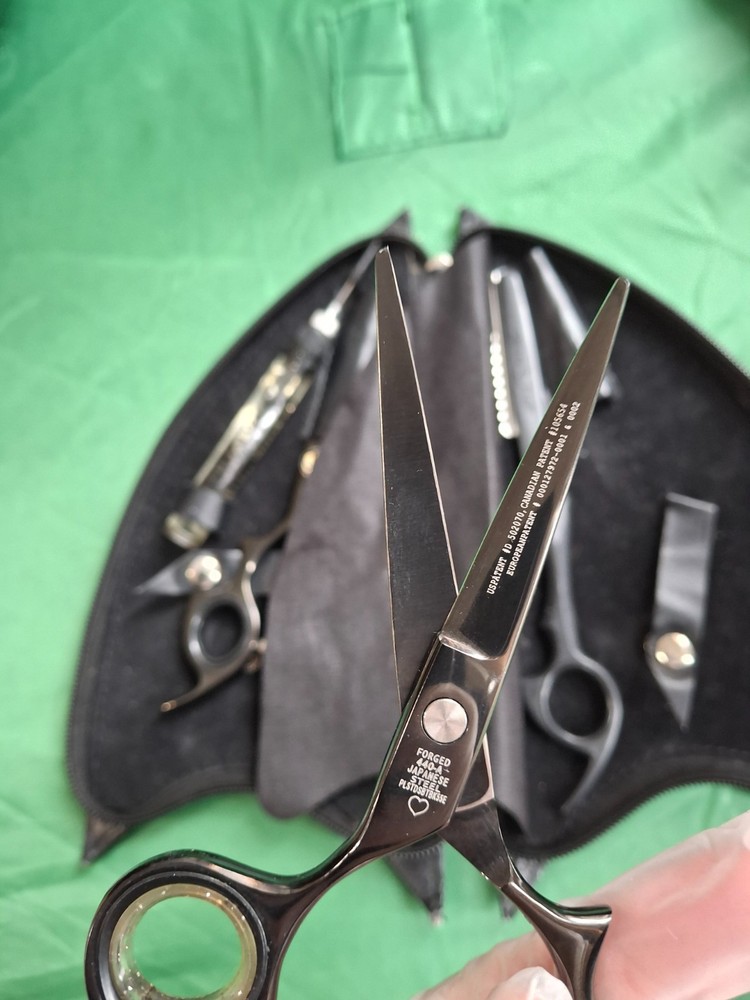 Sharkfin 440-A Scissors & Thinning Scissors Kit Includes DVD.