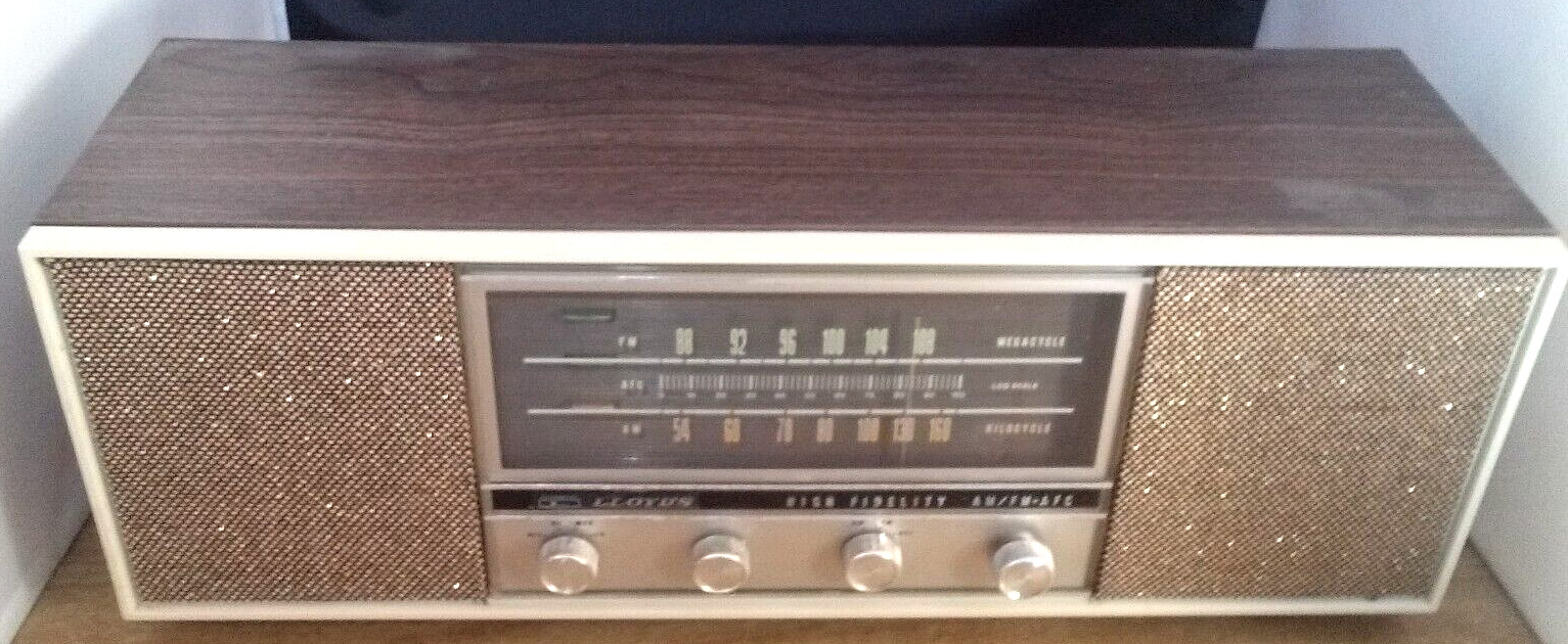 Vintage Lloyd's TM-821A High Fidelity AM/FM Tube Radio