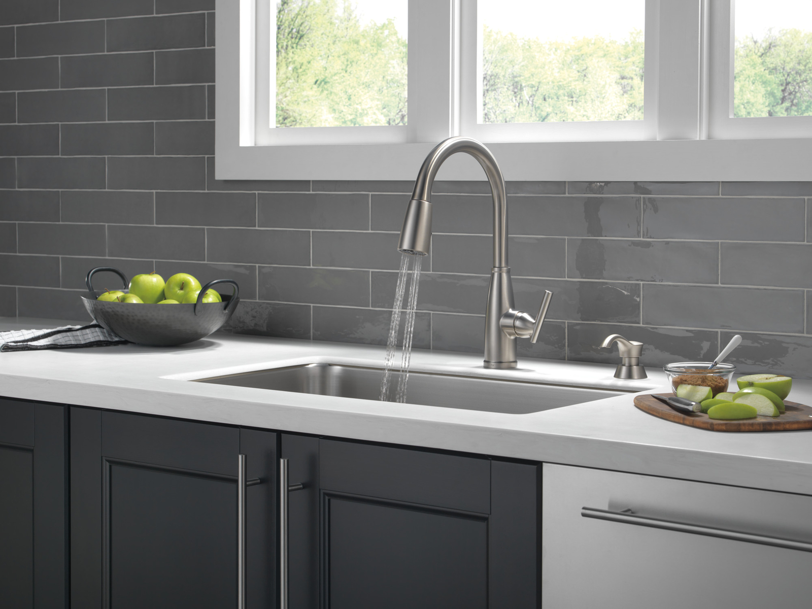 Delta Varos Pull-Down Kitchen Faucet Spotshield Stainless-Certified Refurbished