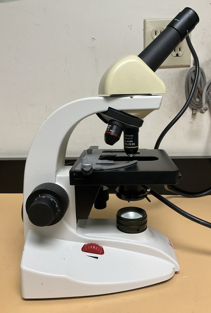 Leica BME Microscope 13395H1X with Objectives and Dust Cover