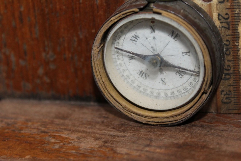 Vintage Case with Lid Small Compass