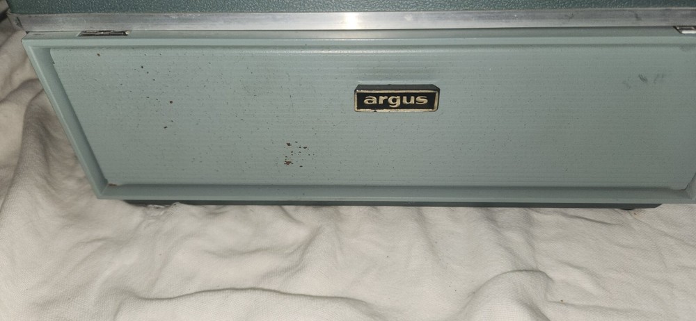 VTG Argus 540 Automatic Slide Projector Powers Up. Needs light Bulb