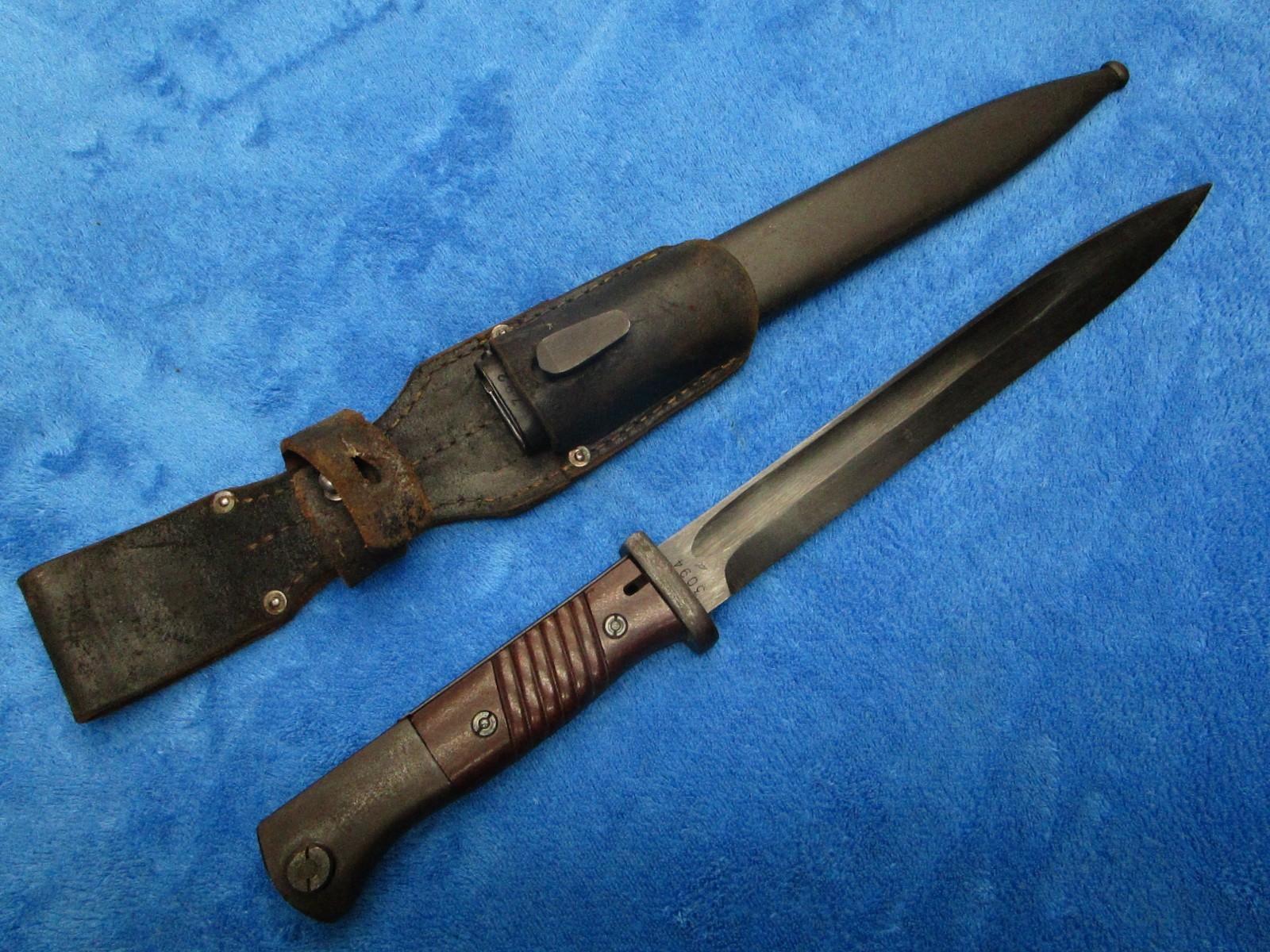 ORIGINAL WW2 GERMAN HERDER FFC 1944 BAYONET AND FFC 1944 SCABBARD WITH QFG FROG