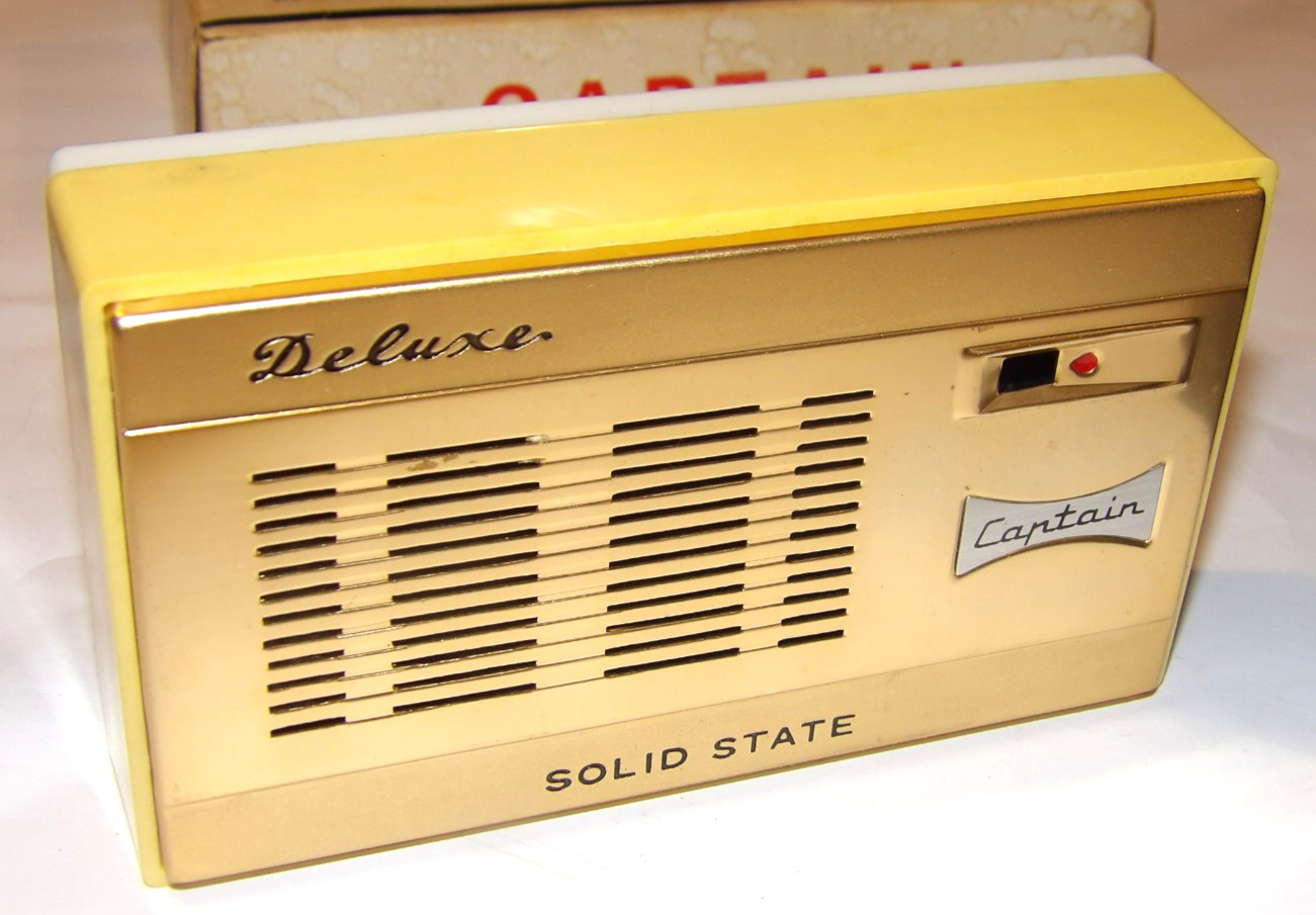 VINTAGE 1960s CAPTAIN DELUXE AM TRANSISTOR RADIO! W/CASE & BOX! HONG KONG!