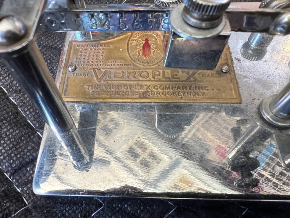 Vibroplex Telegraph Key Bug in Chrome s/Red knobs