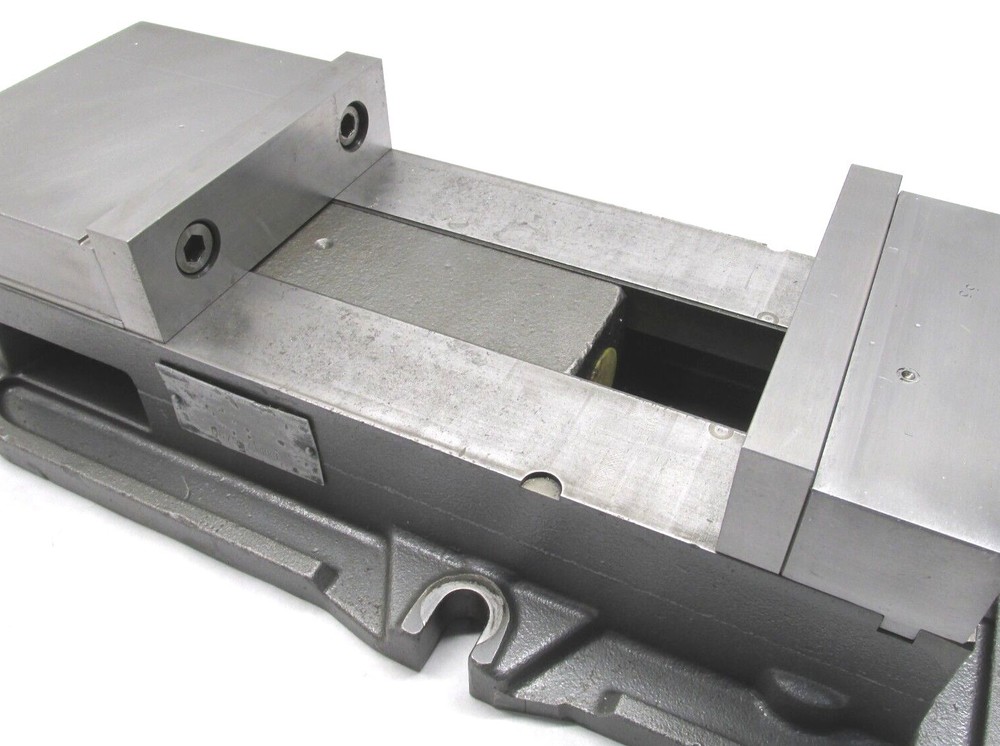 KURT ANGLOCK 6" MILLING MACHINE VISE w/ JAWS & HANDLE - #D675