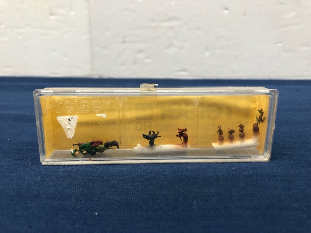 Preiser HO Hunter w/ Rabbits & Dog Figures 4182