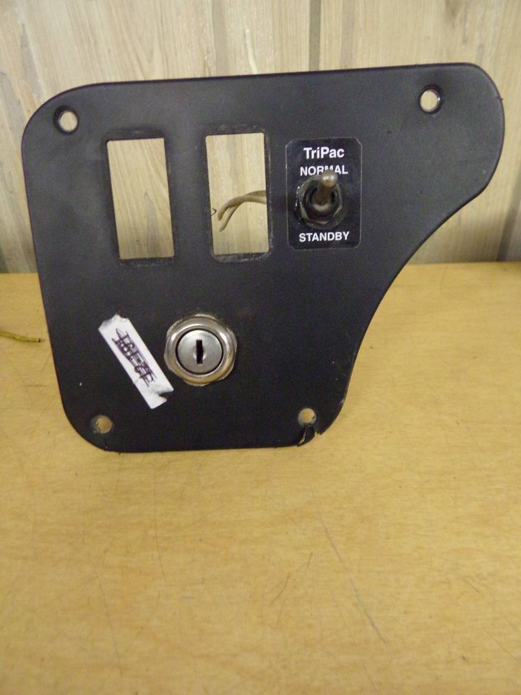Freightliner 17-05002M001-001 Ignition Switch Panel "NO KEY"