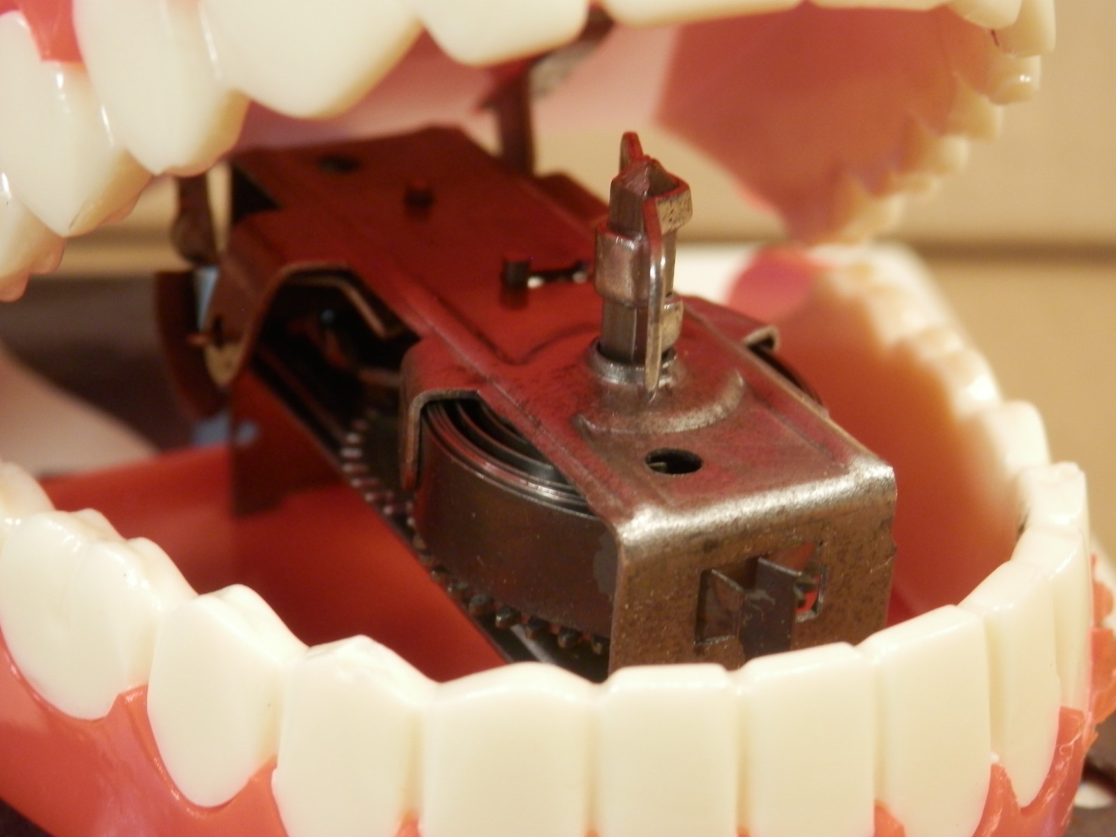 Vintage YAKITY-YAK TALKING CHATTERING TEETH Toy In Westclox Travette II Box