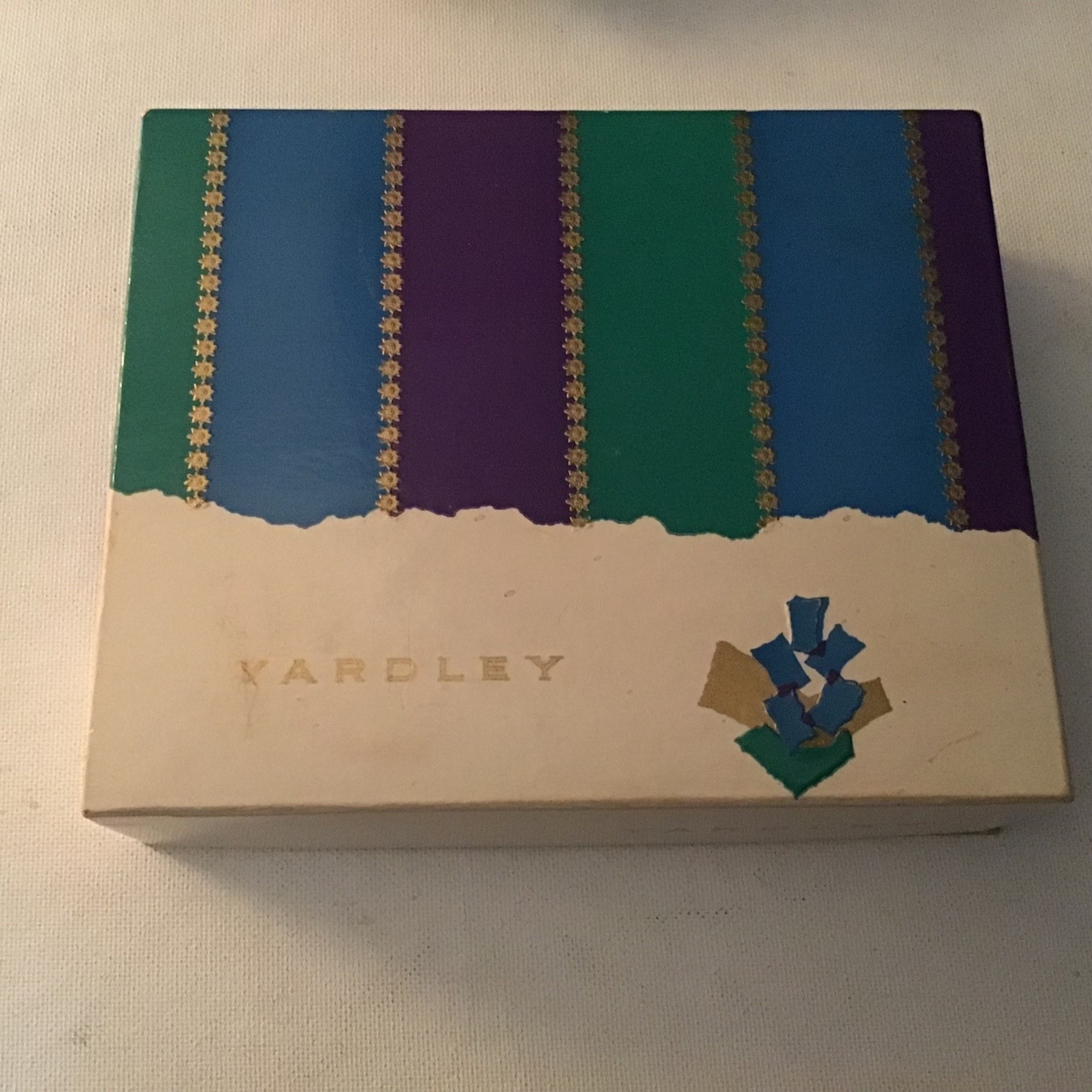 Vintage Yardley Set Talc Powder and English Lavender 1.35 oz fragrance in Box