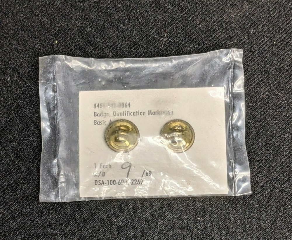 MARKSMAN QUALIFICATION BADGE, BASIC ARMY. LAPEL, HAT PINBACK PIN.