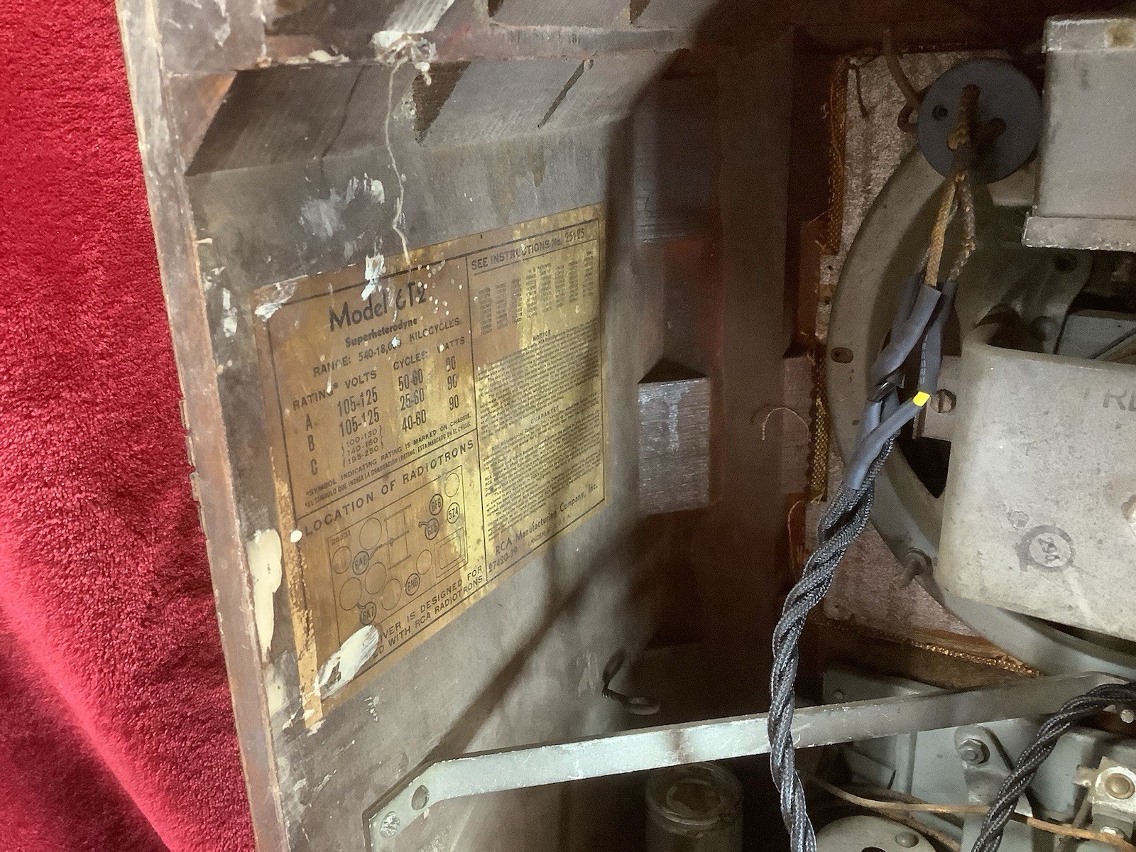 1936 RCA Model 6T2 Tube Type Tombstone Wood Radio Works Good Condition BC SW